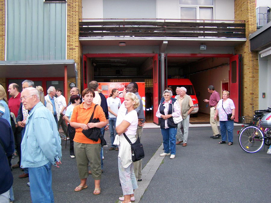 17.8.2006: Der Chor besucht die Feuerwehr