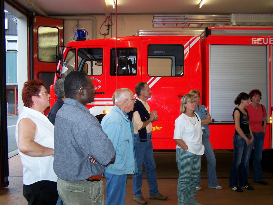 17.8.2006: Der Chor besucht die Feuerwehr