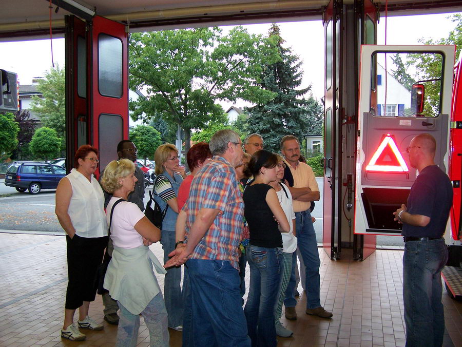 17.8.2006: Der Chor besucht die Feuerwehr